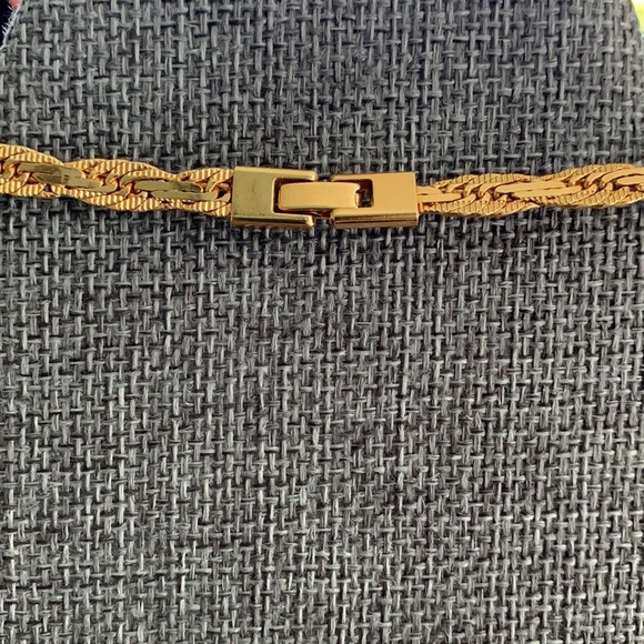 Four Vintage Gold Tone Necklaces of varying lengths 17” 17” 20” 31” - Picture 7 of 9